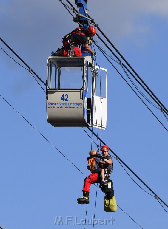 Koelner Seilbahn Gondel blieb haengen Koeln Linksrheinisch P489.JPG - Miklos Laubert